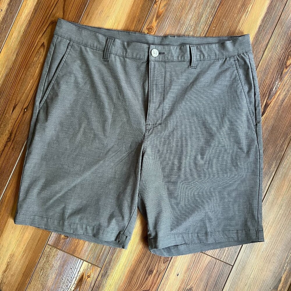 PGA Tour Flat Front Gray with Pin Stripes of Dark Gray Golf Shorts Men’s 38
